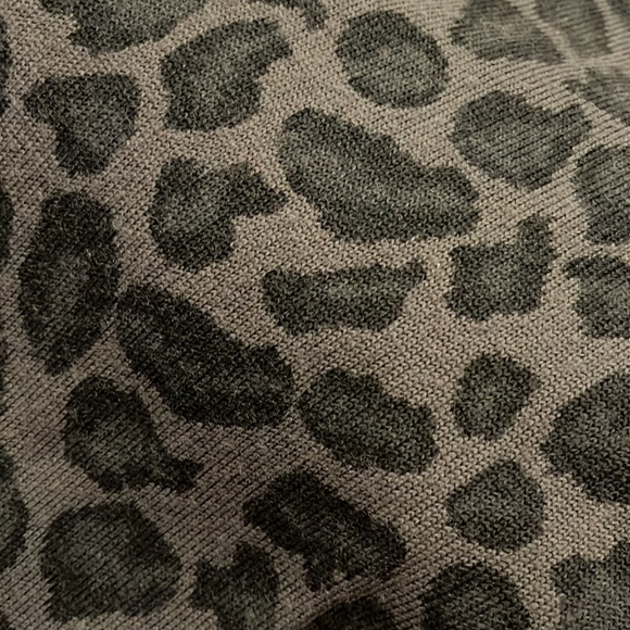 Bat winged oversized cheetah sweater - Picture 3 of 4